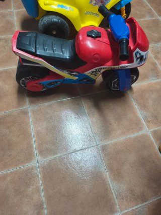 Moto infantil azul y roja