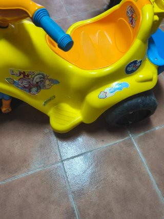 Moto infantil azul y roja