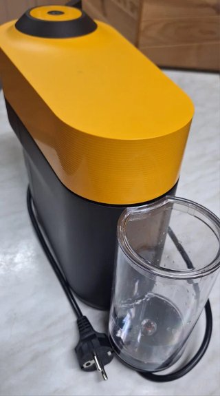 Cafetera Nespresso Vertuo Pop Dorada