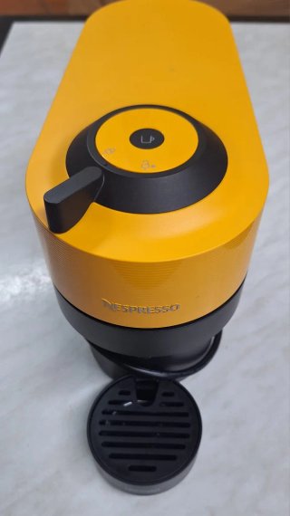 Cafetera Nespresso Vertuo Pop Dorada