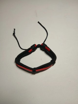 Pulsera Cuero Negra y Roja