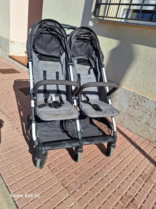 Carro gemelar negro