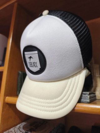 A ESTRENAR! Gorra Trucker Oblack Beige y Blanca