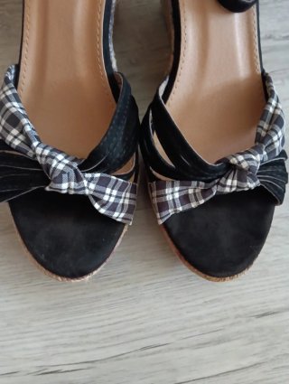 Sandalias negras con cuadros talla 41