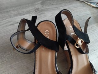 Sandalias negras con cuadros talla 41