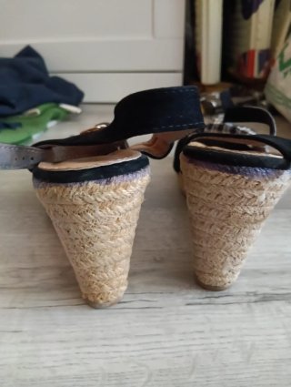 Sandalias negras con cuadros talla 41