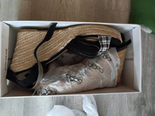 Sandalias negras con cuadros talla 41