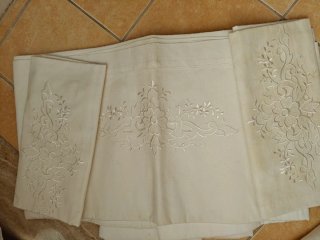 Antiche lenzuola matrimoniali in lino ricamate