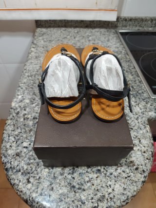 Sandalias Gucci negras y doradas Talla 38