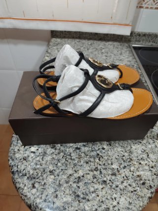 Sandalias Gucci negras y doradas Talla 38