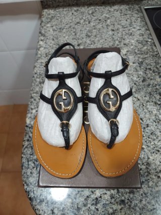 Sandalias Gucci negras y doradas Talla 38