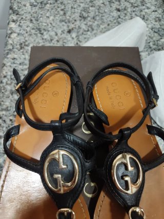 Sandalias Gucci negras y doradas Talla 38