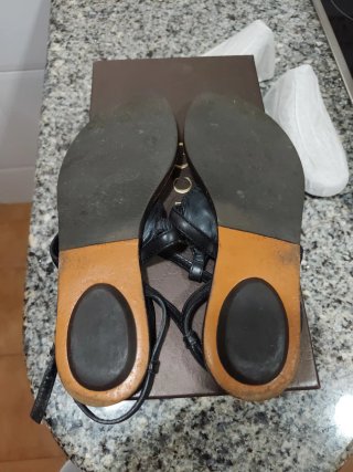 Sandalias Gucci negras y doradas Talla 38