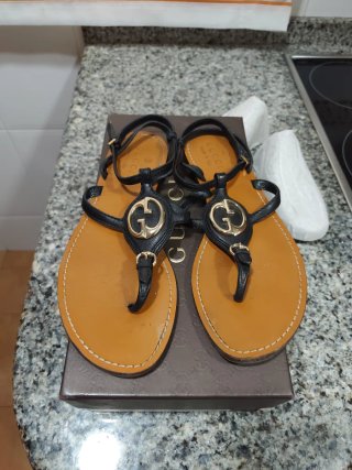 Sandalias Gucci negras y doradas Talla 38