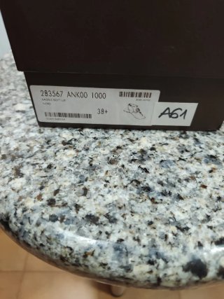 Sandalias Gucci negras y doradas Talla 38