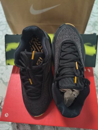 Nike Giannis Freak 7 Negro/Dorado