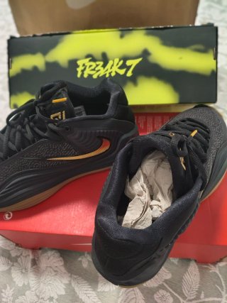 Nike Giannis Freak 7 Negro/Dorado
