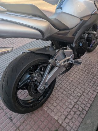 Suzuki GSR Naked Moto