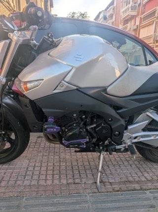 Suzuki GSR Naked Moto