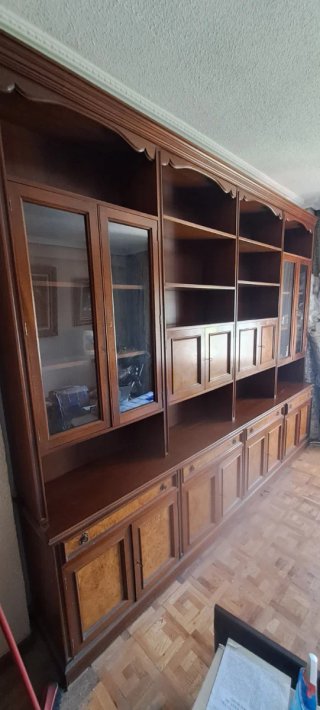 Mueble de salón de madera oscura