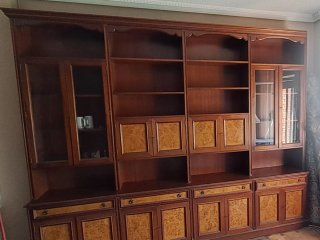Mueble de salón de madera oscura