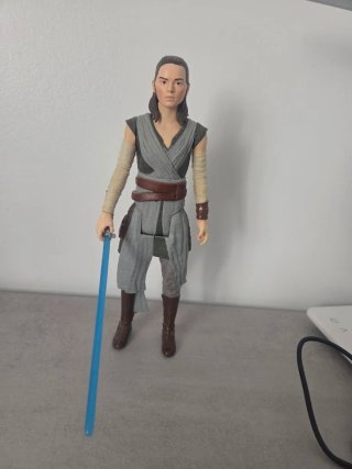 Figura Star Wars Rey con sable de luz
