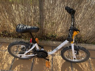 Bicicleta B Twin 14 blanca y casco