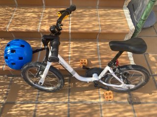 Bicicleta B Twin 14 blanca y casco