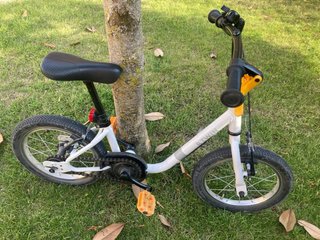 Bicicleta B Twin 14 blanca y casco
