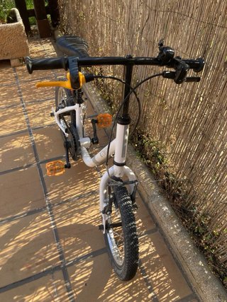 Bicicleta B Twin 14 blanca y casco