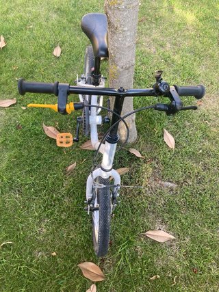 Bicicleta B Twin 14 blanca y casco