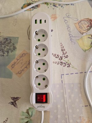 Regleta con 4 enchufes + 3 puertos USB