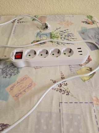 Regleta con 4 enchufes + 3 puertos USB