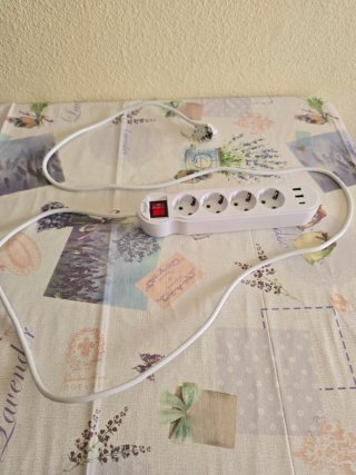 Regleta con 4 enchufes + 3 puertos USB