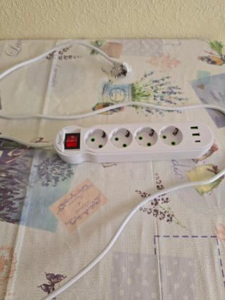 Regleta con 4 enchufes + 3 puertos USB