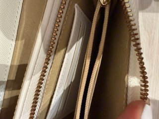 Cartera blanca acolchada con correa
