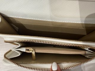 Cartera blanca acolchada con correa