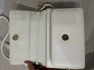 Cartera blanca acolchada con correa