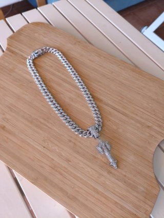 Collar plateado con colgante cruz
