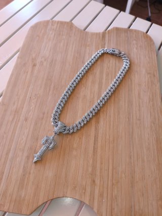 Collar plateado con colgante cruz