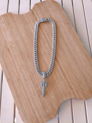 Collar plateado con colgante cruz