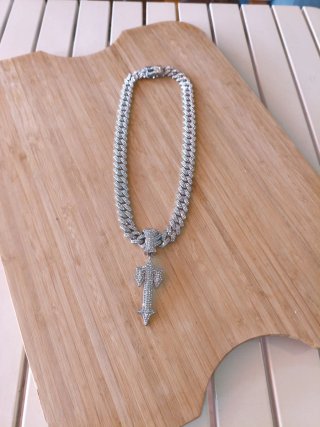 Collar plateado con colgante cruz