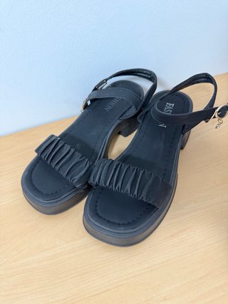 Sandalias negras. Puestas solo una noche.