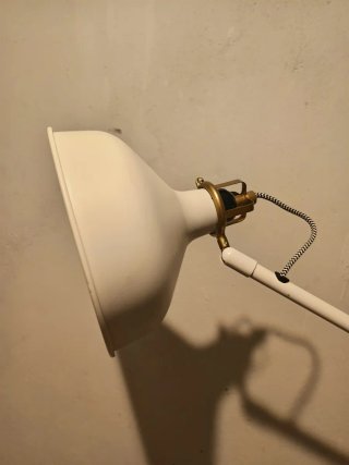 Lámpara de pie regulable blanca y dorada