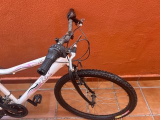 Bicicleta blanca niña