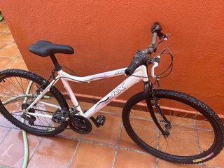 Bicicleta blanca niña