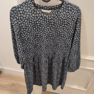 Vestido Stradivarius flores negro y azul Talla M