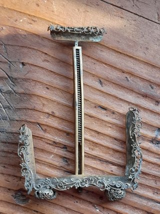 Antiguo marco en filigrana de cobre. 11,5 cm.
