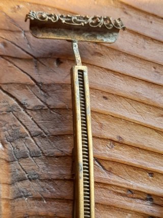 Antiguo marco en filigrana de cobre. 11,5 cm.