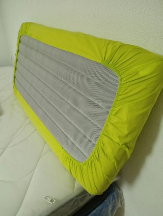 Cuna infantil de madera + colchón con sábana